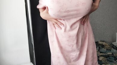 Amazing Sexy Milf Showed off Her Figure