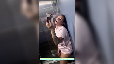 Masturbating On The Elevator, I Hope Nobody Discover Me????