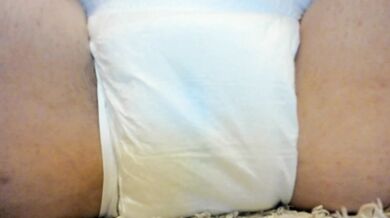 Exciting diaper full of pee for a great fetish masturbation