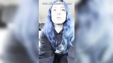 Masturbation pas incognito dans le Uber - Il a vu ma Chatte Poilue de Française et mes Tatouages