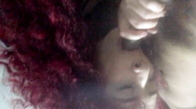 A la colombiana le gusta mirarse mientras la grabo con la verga en la boca.