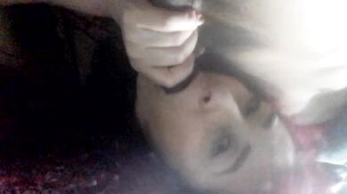 A la colombiana le gusta mirarse mientras la grabo con la verga en la boca.