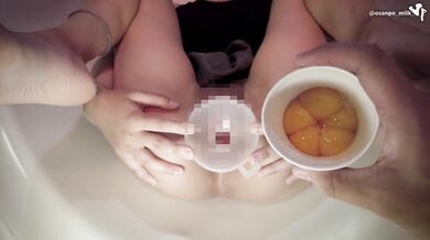 異物挿入。生卵を彼女の膣から体内に流し込む特殊な行為。こんな美人が自らおまんこを開いてくれるなんて、彼女は痴女確定。立ちバックでガラスにおっぱい押し付けて彼女は快感に溺れる。（個人撮影、素人、日本人）