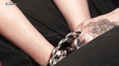 लाल साड़ी वाली भाभी की गुलाबी चूत