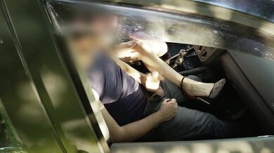 Elle invite ce voyeur dans sa voiture, il s en souviendra toute sa vie.