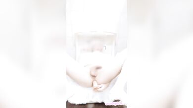 白ロリータ男の娘が公衆トイレでオナニー