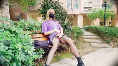 伪娘 // 性感网袜烧鸡露出自慰，射在自己胸罩上再穿起来