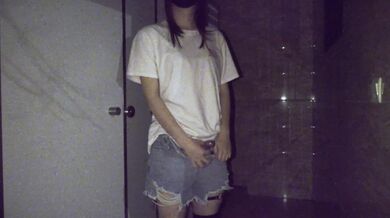 Crossdresser masturbate in a public toilet, cum on bra and wear it