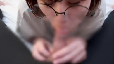 玉舐めと玉弄りながらごっくんフェラするメガネの女の子♡