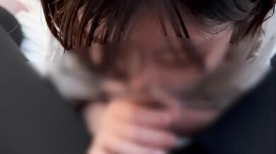 玉舐めと玉弄りながらごっくんフェラするメガネの女の子♡