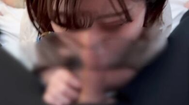 玉舐めと玉弄りながらごっくんフェラするメガネの女の子♡