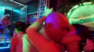 Amateurs licked in orgy