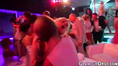 Amateurs licked in orgy