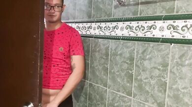 MI AMIGA TRANS ME MAMA MI ENORME POLLA HASTA TRAGARME SU LECHE