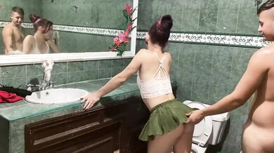 MI AMIGA TRANS ME MAMA MI ENORME POLLA HASTA TRAGARME SU LECHE