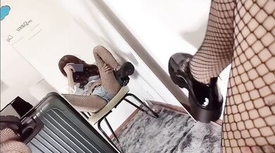 牛仔短裤网袜 大腿玩弄假鸡鸡 奶油涂满大腿