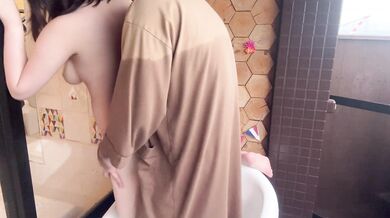 A fan visits while taking a bath and broadcasts live