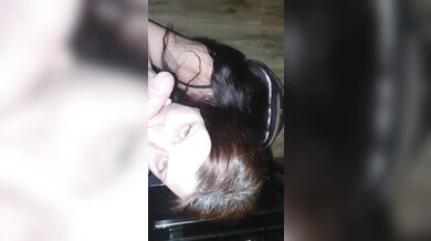 Сексуальная красотка знает, как обращаться с членом.