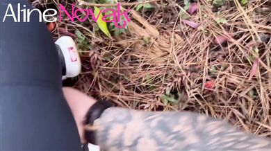 Loira com bunda grande vai colher pinhão e faz um boquete ao ar livre com direito a gozada na boca