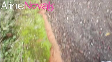 Loira com bunda grande vai colher pinhão e faz um boquete ao ar livre com direito a gozada na boca