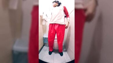 伪娘着学生运动服在厕所自慰 Sportswear crossdress cumshot in in shopping mall Toilets