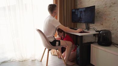 Захотела ТРАХНУТЬ ЕГО и сделала это пока он играл (а он и не возражал)