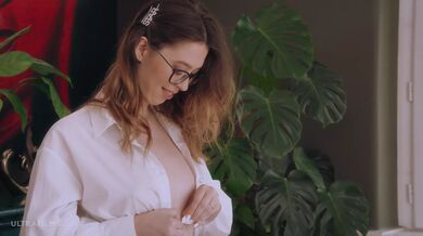 Nice Girl with Great Tits Mia De Vil Fucking Her Boyfriend on the Bed