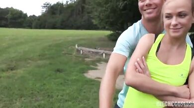 LUNAR Eveline Dellai Ze Svojim Týpkem Zvede Parecek Za Pachy Na šukačku