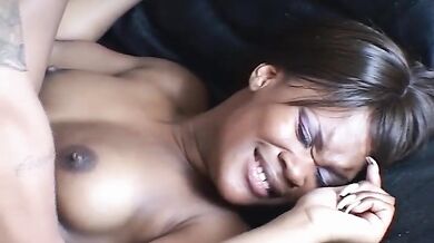 Meagan fa la gola profonda piena di tanta sborra dal cazzo