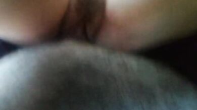 L'amica della mia ragazza si fa scopare in macchina e sborrare sul culo