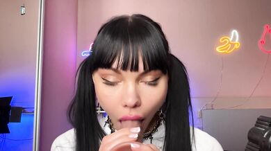 Student Fucks Herself with Dildo and Cums