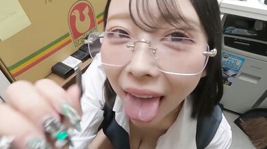 美人メガネお姉さんOLの会社に押しかけて... ①　受付嬢の業務中なのにキス、乳首舐め、生ちんこをお尻にグリグリしてから、生フェラ、最後はごっくん！