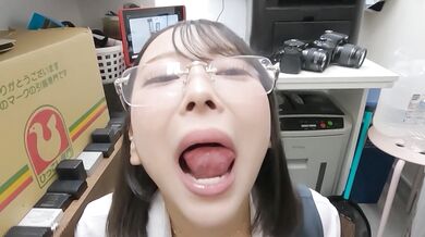 美人メガネお姉さんOLの会社に押しかけて... ①　受付嬢の業務中なのにキス、乳首舐め、生ちんこをお尻にグリグリしてから、生フェラ、最後はごっくん！
