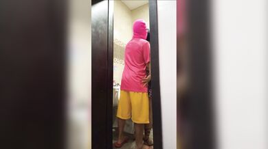 STUDENTS MEET EACH OTHER IN THE BATHROOM AND START HAVING SEX STANDING UP