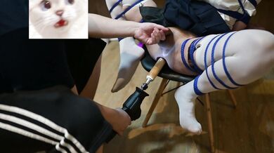 夜城被开腿缚在椅子上，被炮机抽插到完全失禁后，再被震动棒榨精