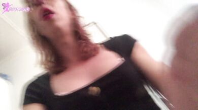TSLucylux sensually blows cock and recieves HUGE cumshot to face.