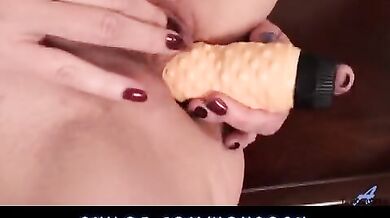 Curvy cougars office orgasm