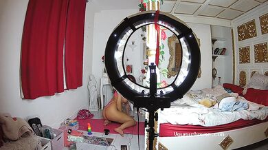 Lantaland - Super Hot Babe Playing With Her Toy And Pussy On Cam