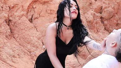 Diosa cachonda del desierto acecha a un chico perdido hasta cogérselo - ALEJANDRA PALACIOS