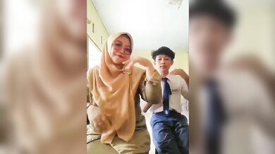 Viral Guru Cantik Vs Murid