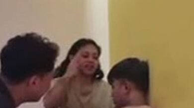 1 Pejantan 1 Wanita 1 Waria Lagi Senggama