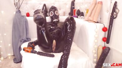 Submissive in Latex Drills her Pussy