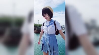 [intro] Personal shooting of uniformed girls who had come for seaside learning.