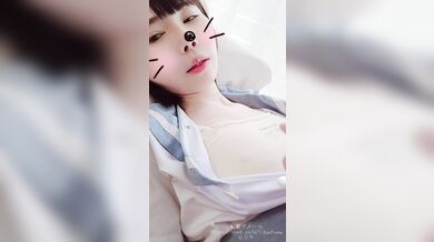 [intro] Personal shooting of uniformed girls who had come for seaside learning.