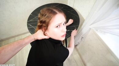 Сексуальная подруга моей сводной сестры в кожаных лосинах и на каблуках просит трахать её жёстче