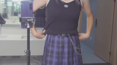 伪娘 // 公厕露出玩飞机杯，结果秒射