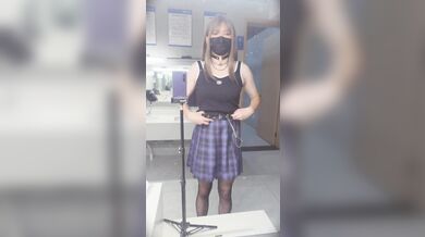 伪娘 // 公厕露出玩飞机杯，结果秒射