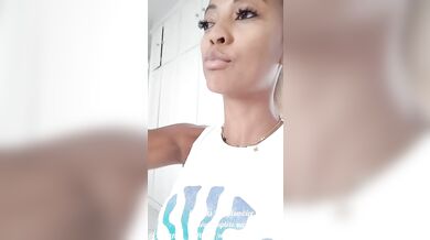 Miiana - DEFI Je chauffe le PLOMBIER et il me BAISE dans la cuisine . ENORME