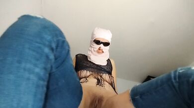 Sexy Latina tries on clothes naked in the fitting room. Milf hairy pussy, big ass, big tits.