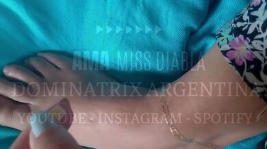 Poniéndome tatuaje dorado